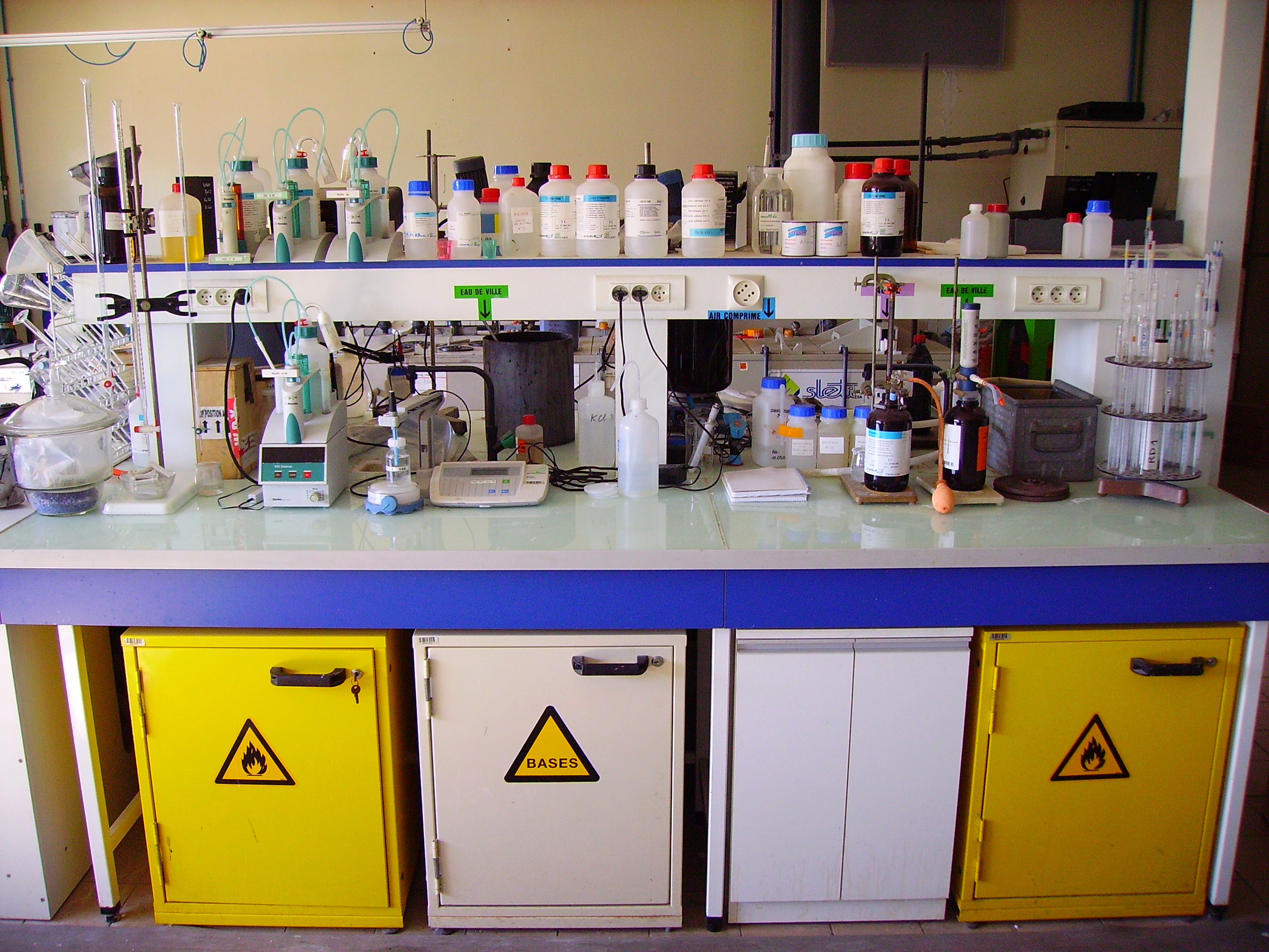 Mesa de laboratorio químico